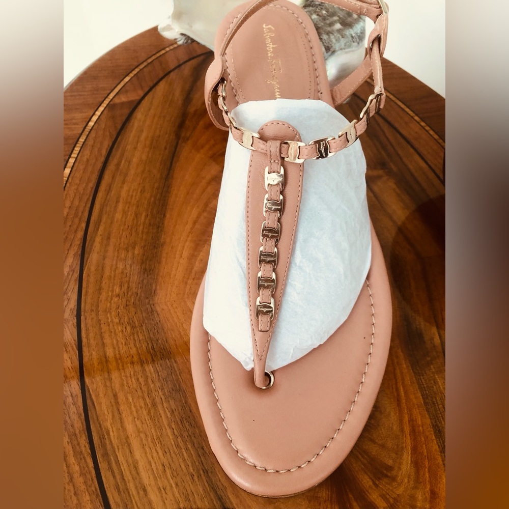 Salvatore Ferragamo Tahiti Blush Pink Leather Sandals with Gold Chain Detail - Picture 9 of 12